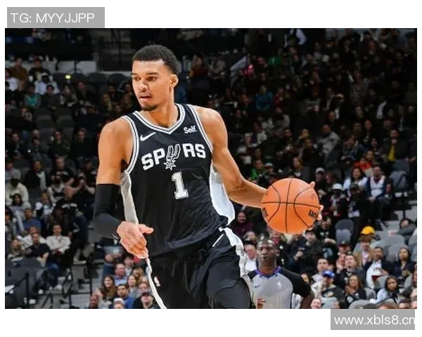 文班亚马砍下24分15板表现惊艳马刺新赛季比赛引发广泛关注