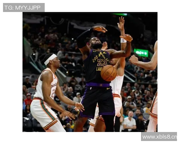 湖人三巨头意外落后马刺20分老詹精彩隔扣引发热议