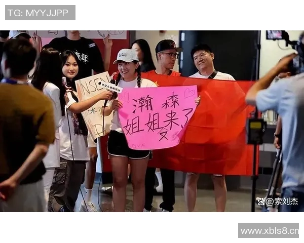 迈阿密球迷与杨瀚森偶遇合影网友呼吁保护他避免网络暴力