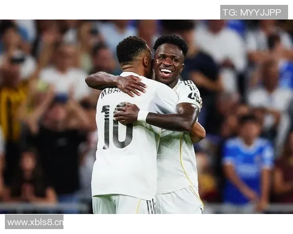 姆巴佩与维尼修斯温馨合影传递友谊力量永远支持彼此的信念