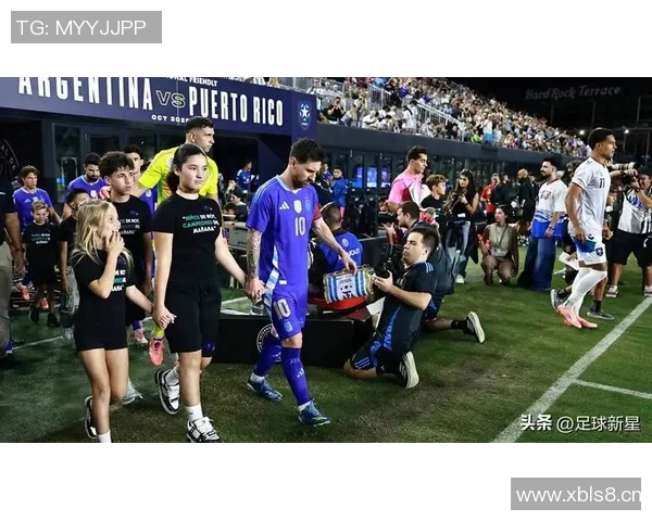 波多黎各歌手洋基老爹亲临阿根廷训练营与梅西等球员亲密合影 波多黎各歌手洋基老爹亲临阿根廷训练营与梅西等球员亲密合影