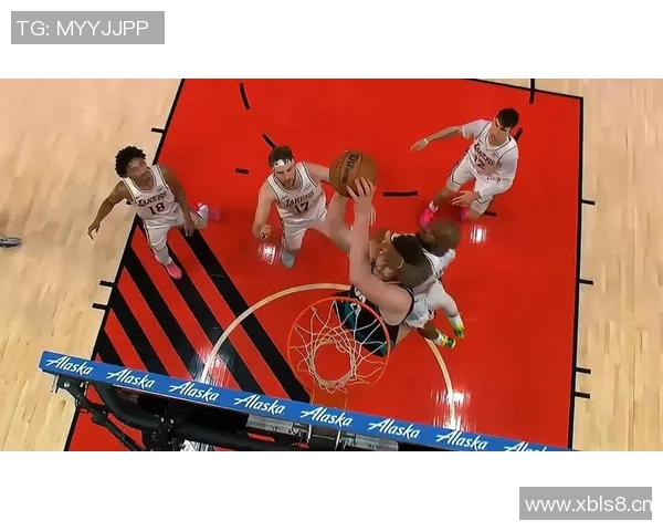 克林根在比赛中受伤手臂不适开拓者媒体人希望只是轻伤无大碍