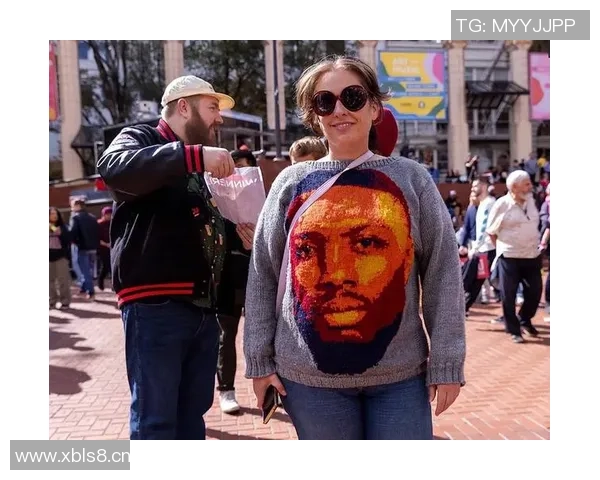 开拓者社区活动精彩瞬间杨瀚森与利拉德亲密互动回馈球迷 开拓者社区活动精彩瞬间杨瀚森与利拉德亲密互动回馈球迷