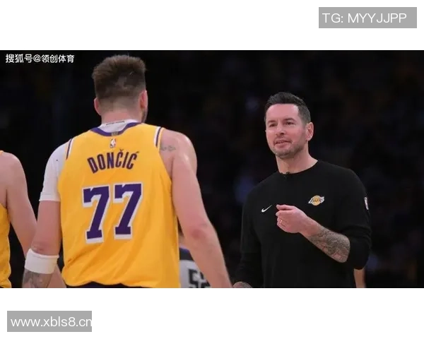 小里与拉拉维亚合影NBA商店东契奇调侃球迷买不买自己球衣 小里与拉拉维亚合影NBA商店东契奇调侃球迷买不买自己球衣